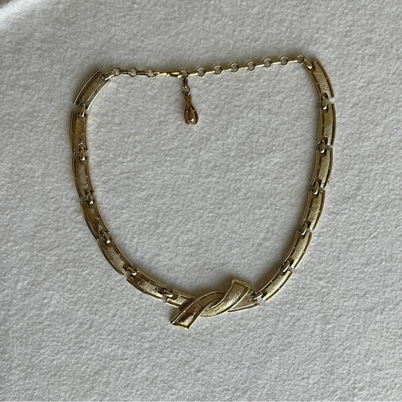 Vintage Coro brush finish, light gold tone necklace, Makers mark on clasp - Picture 1 of 10